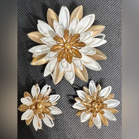 Sarah Coventry Jewelry - Vtg 60s Sarah Coventry "Water Lily" Gold Tone & Ivory Enamel Brooch & Earrings